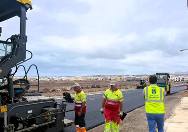 Yonathan de León visitando hoy los trabajos de reasfaltado de la carretera que une Argana Alta y Maneje.