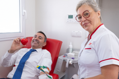 Oswaldo Betancort donando sangre.