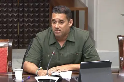 Yoné Caraballo en la comisión de Sanidad.