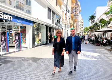 El alcalde de Arrecife, Yonathan de León, y la concejala de Comercio, Eli Merino, en la Calle Real.
