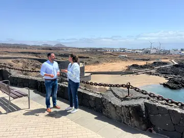 El alcalde Yonathan de León y la concejala de Playa, Davinia Déniz, en la playa de La Arena.
