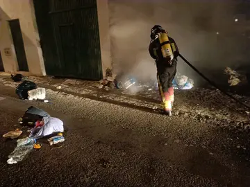 Contenedor incendiado.