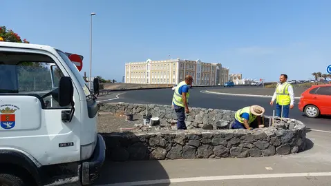 El alcalde de Arrecife visitando unas obras municipales con la utilización de furgonetas del Parque Móvil del Ayuntamiento de Arrecife.