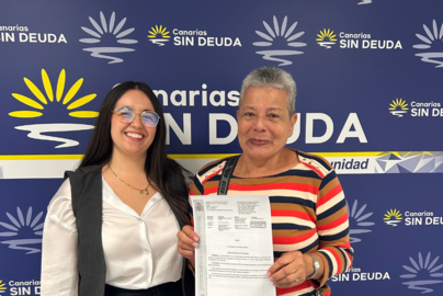 Mariela junto a su asesora tras recibir la noticia de la cancelación.