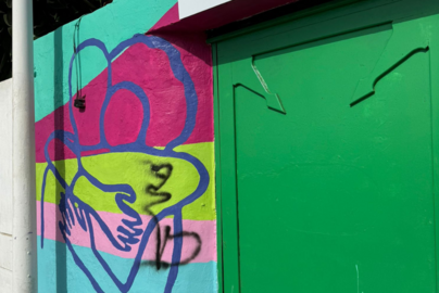 Pintada en el mural del Centro Cívico 'Conecta Tías'.