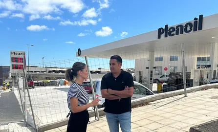 Sheila Guillén con Yoné Caraballo en la nueva gasolinera 'low cost'.
