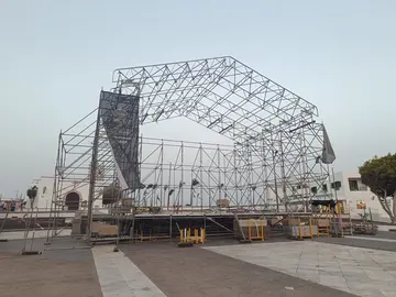 Escenario en medio de la plaza de Playa Blanca este domingo. Imagen: PP Yaiza.