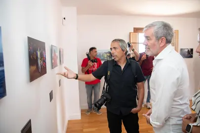 El fotógrafo lanzaroteño Adriel Perdomo muestra una imagen al presidente de Canarias, Fernando Clavijo (EFE)