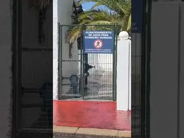 Se desborda el depósito de agua de los mojones en Puerto del Carmen.