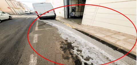 Imagen captada en la calle Isa del barrio de Argana, con los vertidos originarios desde la nave.