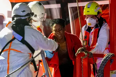 Rescatan una patera con 47 inmigrantes, entre ellos una mujer.