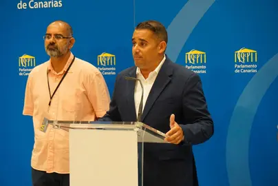 Yoné Caraballo en una rueda de prensa en el Parlamento.