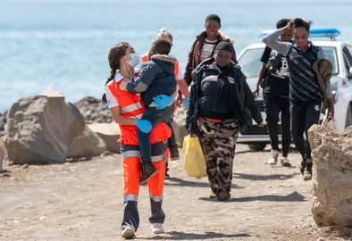 Setenta y tres personas de origen subsahariano, entre ellas cuatro mujeres y un niño, han llegado este miércoles en una neumática a la playa de la Garita, situada en el pueblo de Arrieta, en el norte de Lanzarote. EFE/Adriel Perdomo.