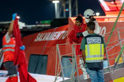 Llegada al puerto de Arrecife hoy miércoles de los 55 inmigrantes rescatados por la embarcación de Salvamento Marítimo, Guardamar Urania, de origen subsahariano y magrebí cuando navegaban a bordo de una lancha neumática al nordeste de la isla de Lanzarote. EFE/ Adriel Perdomo. Imagen de archivo.