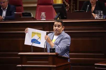 Yoné Caraballo enseña un diseño de logo para los Refugios Climáticos de Canarias.