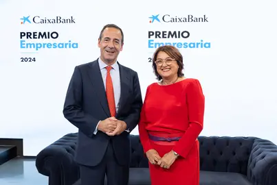 El consejero delegado de CaixaBank, Gonzalo Gortázar, y la ganadora territorial del CaixaBank Premio Empresaria en Canarias, Esther Cabrera.