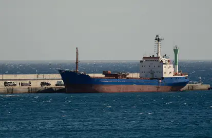 Los Servicios de Vigilancia Aduanera española y francesa han interceptado un carguero, de nombre 'Ras', con bandera de Tanzania, que transportaba 4.000 kilogramos de cocaína, en aguas al noreste de Lanzarote. Los diez tripulantes han sido detenidos y transportados junto al buque hasta el Puerto de Arrecife. EFE/ Adriel Perdomo.