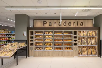 El establecimiento cuenta con secciones de frescos como panadería y frutería.