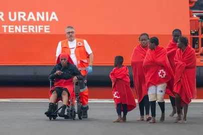 La Guardamar Concepción Arenal, de Salvamento Marítimo, ha rescatado a 114 personas de origen subsahariano, entre ellas quince mujeres, un bebé y un niño, localizadas a bordo de dos lanchas neumáticas al nordeste de Lanzarote. Todos han sido trasladados al puerto de Arrecife. EFE/Adriel Perdomo. ARCHIVO.