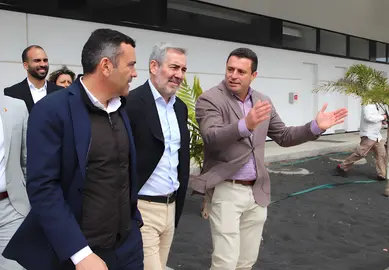 Óscar Noda junto al presidente de Canarias y el presidente del Cabildo en una visita al Puerto de Playa Blanca. FOTO: ARCHIVO