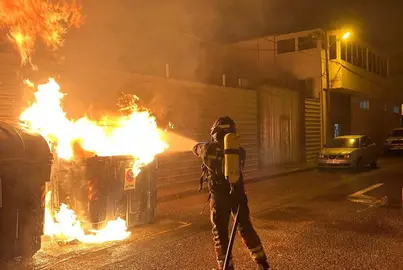 Los bomberos sofocando el fuego