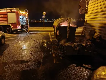 Incendio de contenedores en la calle Guatisea.