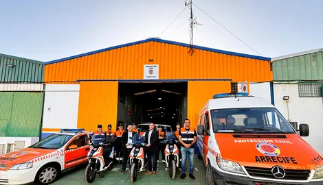 El alcalde de Arrecife, Yonathan de León, y el concejal de Seguridad y Emergencias, Kevin Cortés, con las nuevas motocicletas, y anuncian nueva licitación de vehículos.