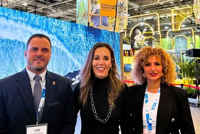El alcalde, la consejera de Turismo y Eli Merino