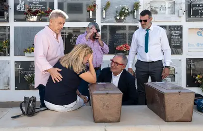 FOTO: EFE. Dos náufragos del 'Domenech de Varó' viajan ya a Cádiz para descansar cerca de su familia