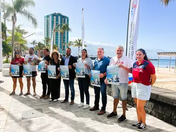 El alcalde de Arrecife y la concejala de Deportes, Eli Merino, en un encuentro reciente con representantes de colectivos deportivos de la ciudad