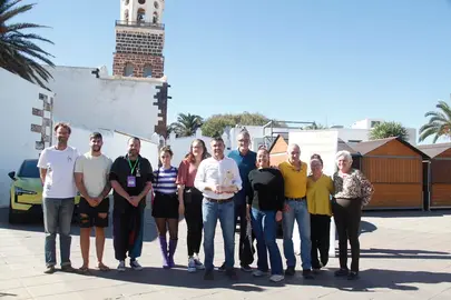 El presidente del Cabildo de Lanzarote y el consejero de Bienestar Social, junto a miembros de colectivos que gestionan el Punto Naranja