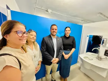 Arrecife estrena el primer baño público en las islas orientales para personas ostomizadas. El alcalde y la concejala de Playas presentan los nuevos aseos