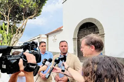 El párroco de San Ginés y el alcalde de Arrecife durante la rueda de prensa