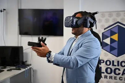 El alcalde en la galería de tiro virtual