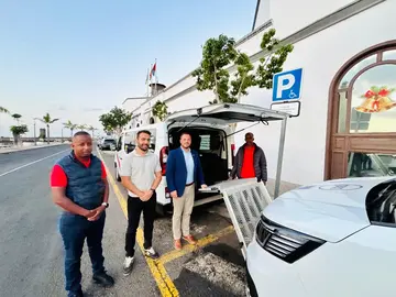 Yonathan de León y Mario González Altube presentan hoy los dos nuevos taxis adaptados, junto a los titulares de las licencias . Presentación junto al Ayuntamiento de Arrecife