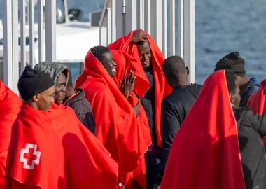 FOTO: EFE. Una sexta neumática rescatada cerca de Lanzarote eleva llegadas el jueves a 321 personas