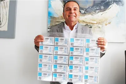 Jesús Machín con los décimos