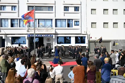 El acto de la ofrenda floral, con PIquete de Honor, se realizó frente a la sede de la Policia Local de Arrecife