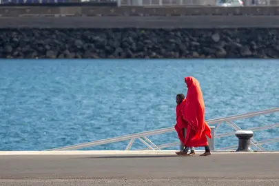 FOTO: EFE. Salvamento auxilia a una patera con 60 migrantes a bordo, con una mujer que dio a luz durante la travesía