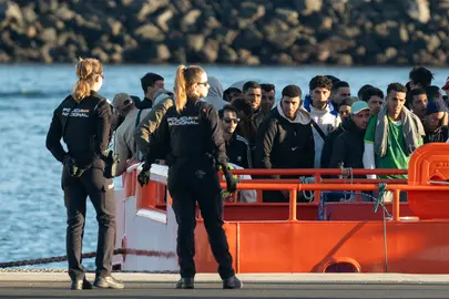 Salvamento Marítimo ha auxiliado este martes por la tarde en aguas al este de Lanzarote a 118 personas de origen subsahariano y magrebí que intentaban llegar a la isla en dos lanchas neumáticas. EFE/Adriel Perdomo