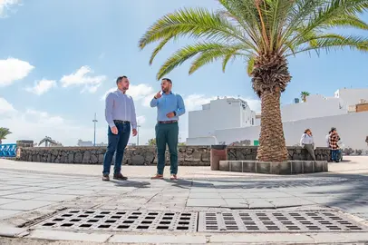 El alcalde de Arrecife, Yonathan de León, y el vicepresidente del Cabildo, Jacobo Medina, en la zona de las Cuatros Esquinas donde se inician las obras de pluviales