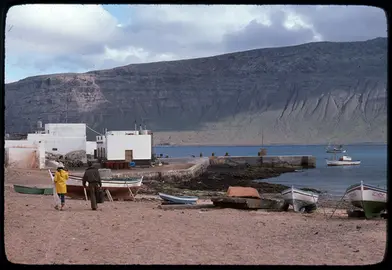 Playa y muelle de Caleta del Sebo en 1978. @Elza y Nick Wagner