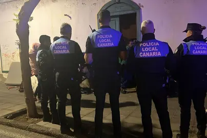 La Policía Local frente a la vivienda ocupada