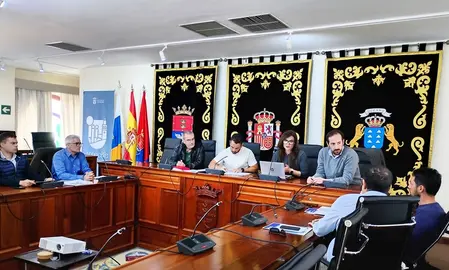 El concejal Mario González Altube, responsable de la Unidad de Proyectos, además de edil de Movilidad y Transportes, da a conocer ayer los edificios del Ayuntamiento que albergarán placas solares