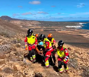 Los bomberos auxiliando a la parapentista