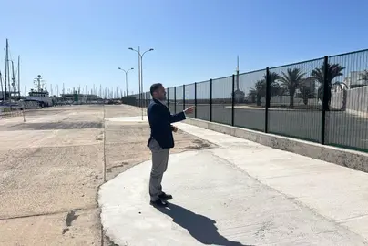 El alcalde ante el nuevo vallado