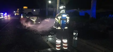 Los bomberos sofocando el incendio en contenedores en Puerto Calero
