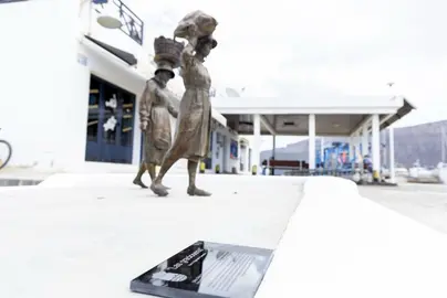 Escultura a la mujer graciosera