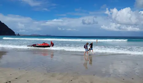 Rescate de las dos personas atrapadas en la costa de Órzola