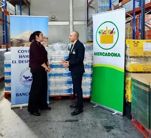 Representantes de Mercadona y en Banco de Alimentos de Tenerife en el momento de la entrega